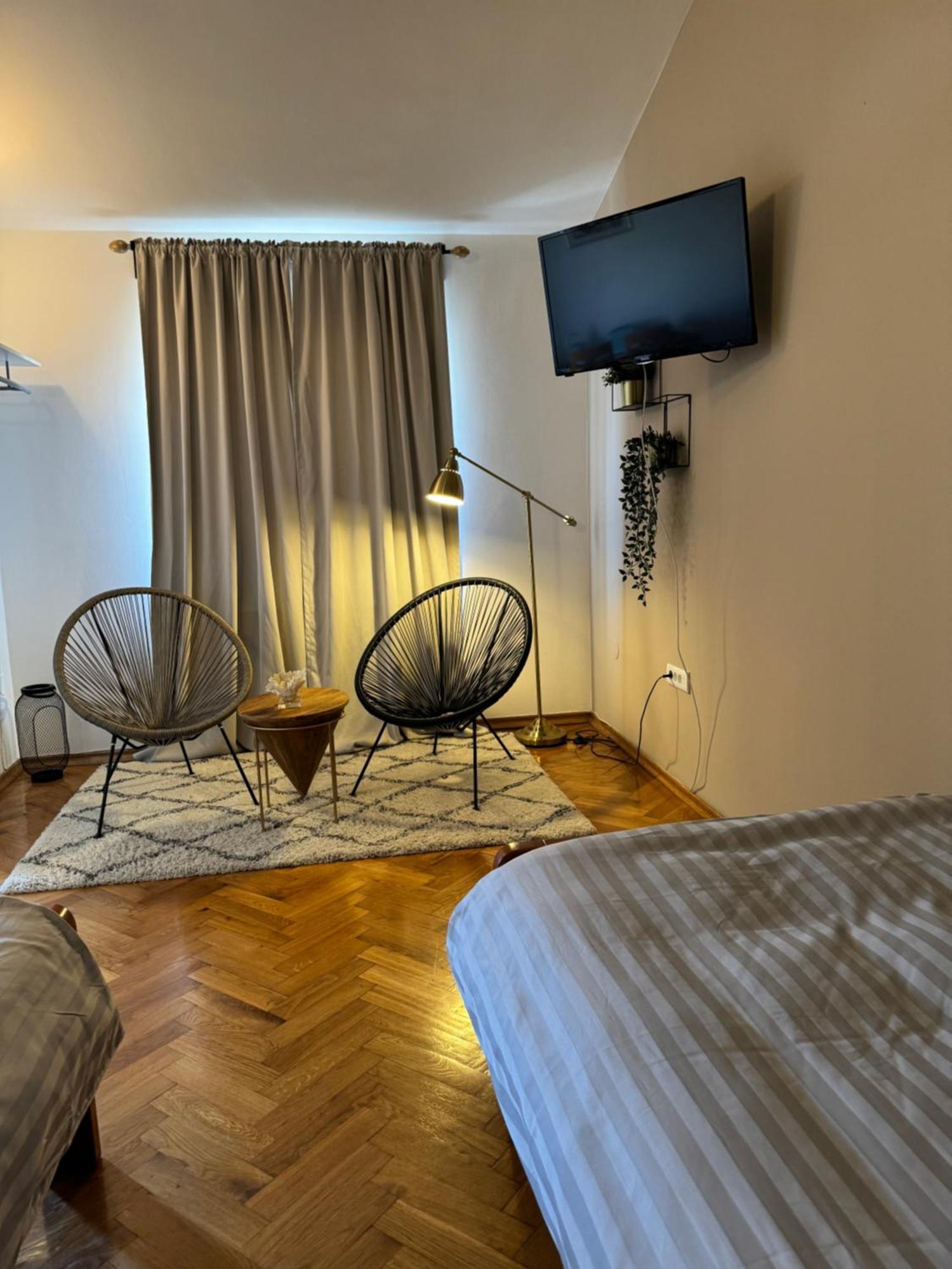 Leone Apartments With Free Parking *