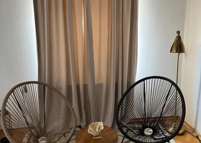 Leone Apartments With Free Parking